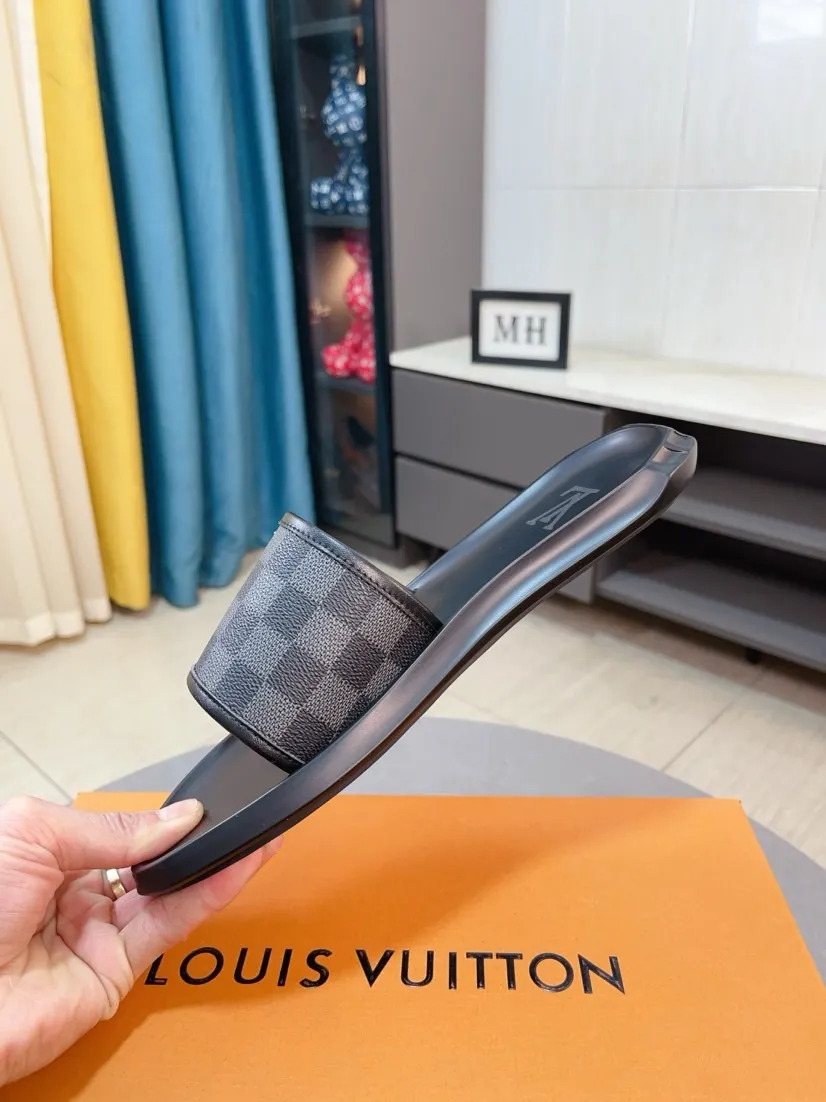 Men's shoes 💰260🌹🌹 (lv-Louis Vuitton) new men's sandals, high-end boutique, exquisite embossed logo decoration on the upper, fine workmanship, super soft soles, casual, loose and comfortable, a must-have in summer! \nsize：38-44